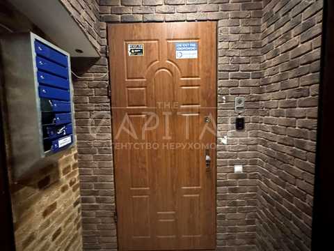 комерційна за адресою Десятинна вул., 7