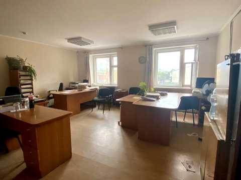 комерційна за адресою Івана Макуха вул., 2а