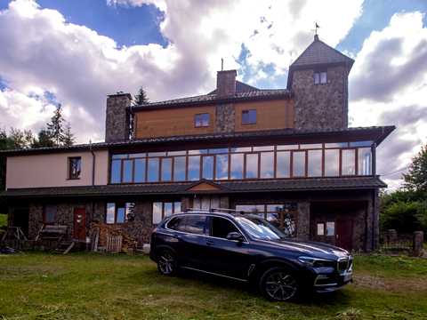 комерційна за адресою Устияновича вул., 1