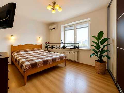 квартира за адресою Лариси Руденко вул., 21