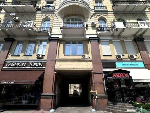 комерційна за адресою Богдана Хмельницького вул., 32