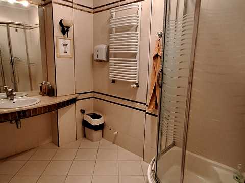 комерційна за адресою Братів Рогатинців вул., 18