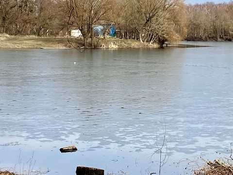 участок по адресу пгт. Шаровка, Набережна