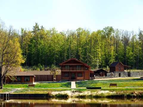 комерційна за адресою Лісова вул. (Лісна), 1