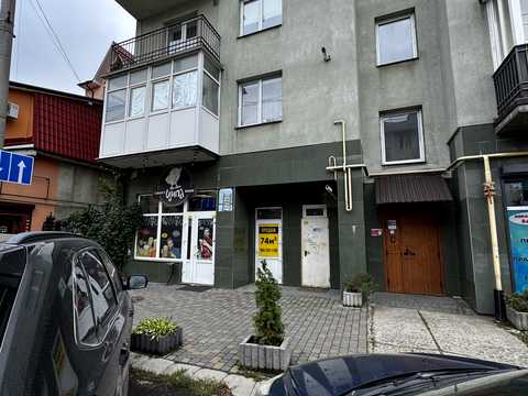 комерційна за адресою Степана Бандери вул., 37