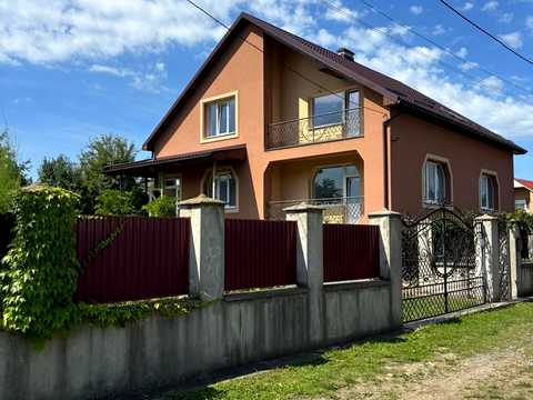 будинок за адресою смт. Великий Березний, Центральна