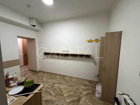 комерційна за адресою Десятинна вул., 7