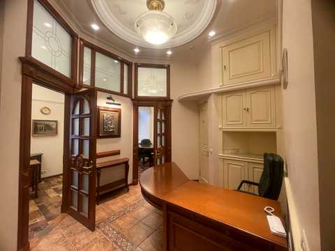 комерційна за адресою Шовковична вул., 16