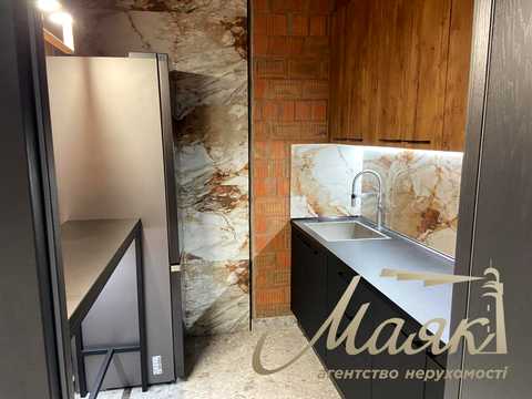 комерційна за адресою Джона Маккейна вул. (Івана Кудрі), 1
