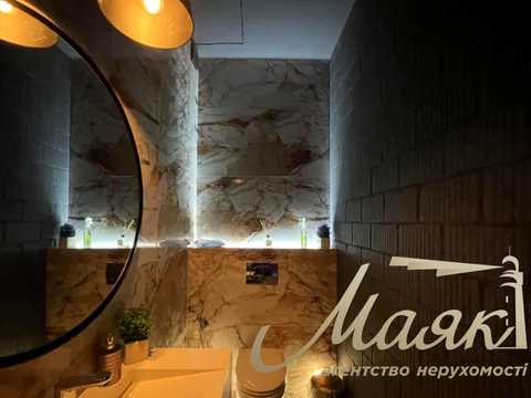 комерційна за адресою Джона Маккейна вул. (Івана Кудрі), 1