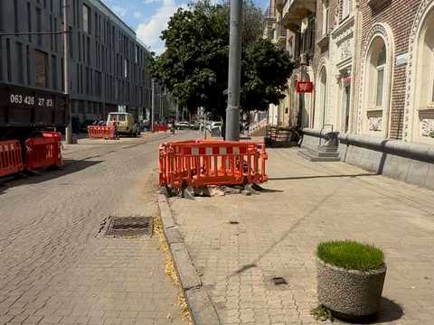 комерційна за адресою Центральна вул., 2/4
