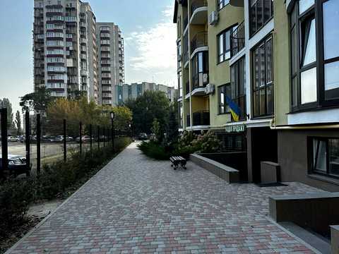 комерційна за адресою Фельдмана вул., 1