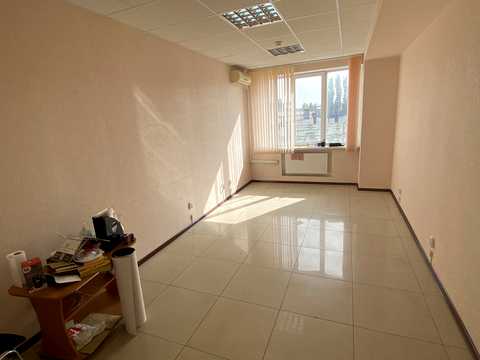 комерційна за адресою Космонавтів вул., 81
