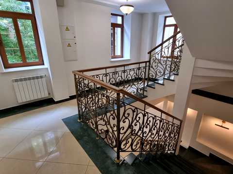 комерційна за адресою Володимирська вул., 63