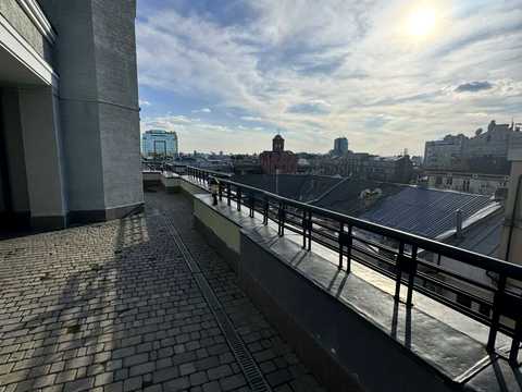 комерційна за адресою Володимирська вул., 38