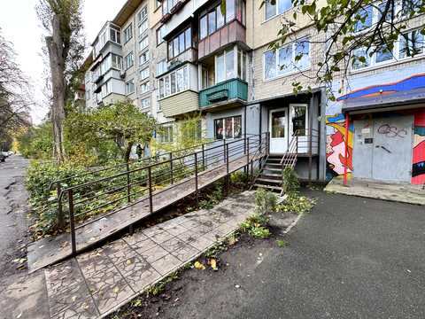 комерційна за адресою Солом'янська вул., 28