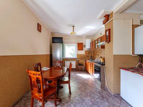 комерційна за адресою Бродівська вул., 7