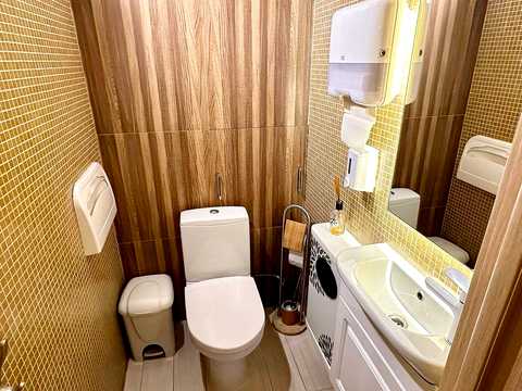 комерційна за адресою Запорізька вул., 1