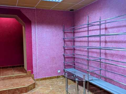 комерційна за адресою Валова вул., 2
