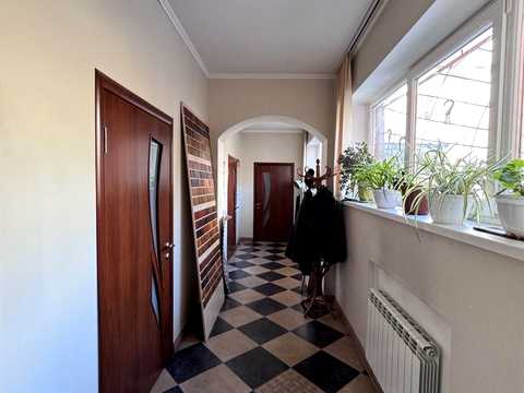 комерційна за адресою Київська вул., 83