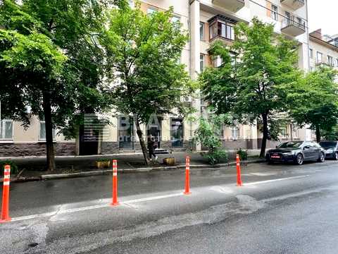 комерційна за адресою Липська вул., 19/7