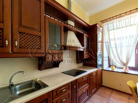 комерційна за адресою Круглоуніверситетська вул., 4