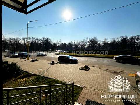 коммерческая по адресу Захисників України пл. (Дружбы Народов), 1