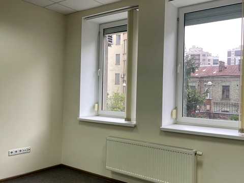 комерційна за адресою Дмитрівська вул., 52-Б