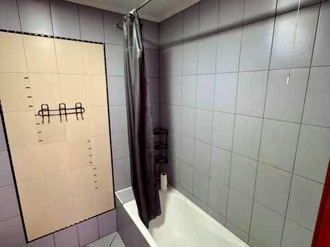 комерційна за адресою Трьохсвятительська вул., 13