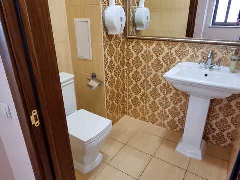 комерційна за адресою Володимирська вул., 63