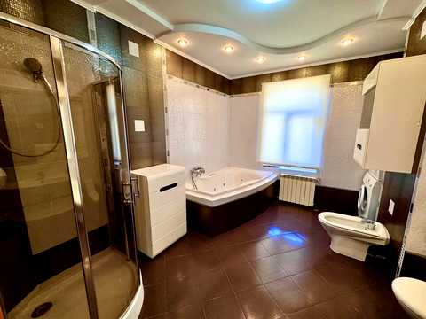 комерційна за адресою Трьохсвятительська вул., 13