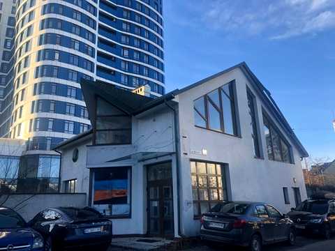комерційна за адресою Робітнича вул., 1
