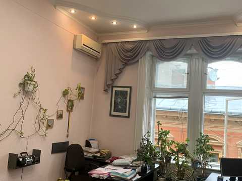 комерційна за адресою Дмитра Гнатюка вул., 7