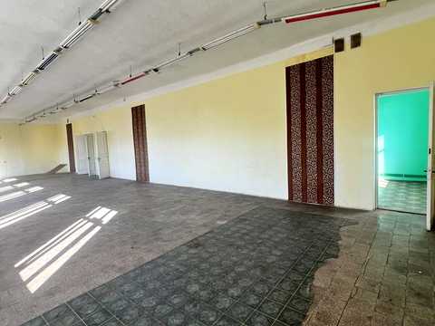 комерційна за адресою Центральна вул., 2