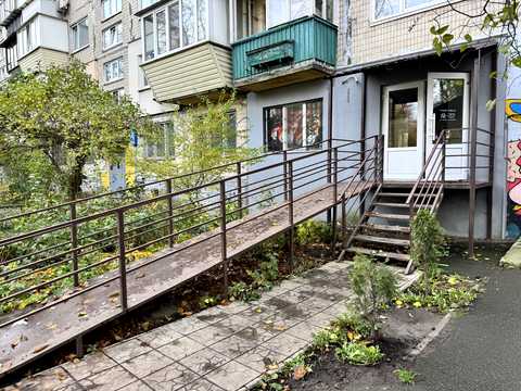 комерційна за адресою Солом'янська вул., 28