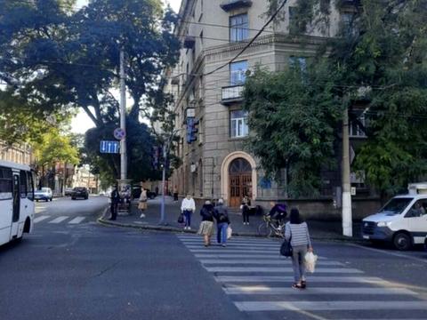 комерційна за адресою Канатна вул., 42