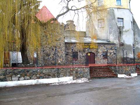 комерційна за адресою Сиротюка, 1