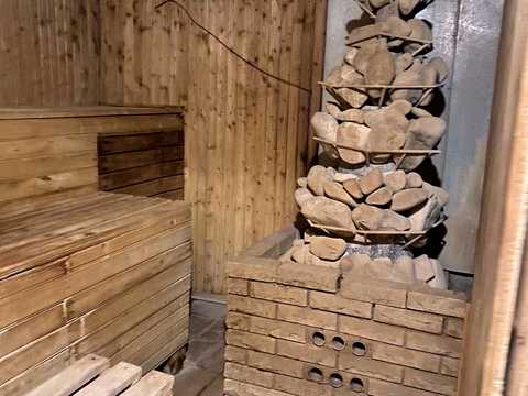комерційна за адресою Соборності вул., 142
