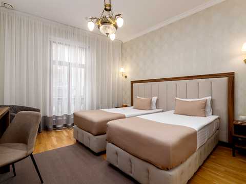 комерційна за адресою Звенигородська пл., 3
