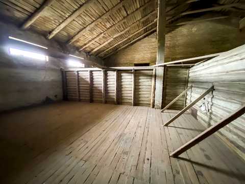 комерційна за адресою Центральна, 1