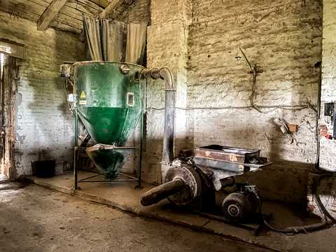 комерційна за адресою Центральна, 1