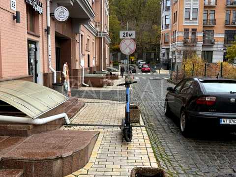 комерційна за адресою Воздвиженська вул., 22