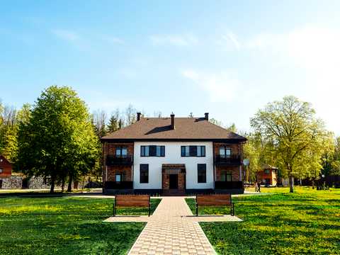 комерційна за адресою Лісова вул. (Лісна), 1