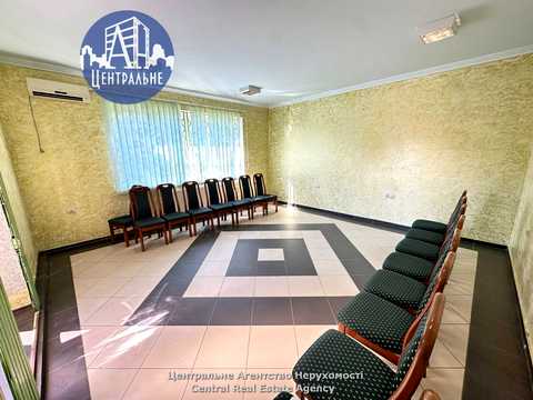 комерційна за адресою смт. Лужани, Центральна, 56
