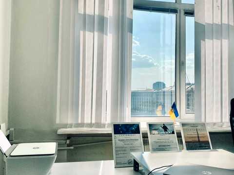комерційна за адресою Хрещатик вул. (Kreschatic), 7/1