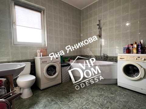 будинок за адресою Небесної Сотні просп. (Маршала Жукова)