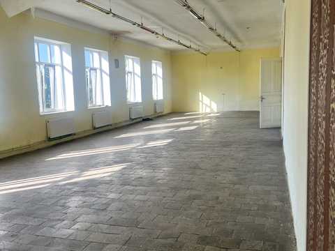 комерційна за адресою Центральна вул., 2