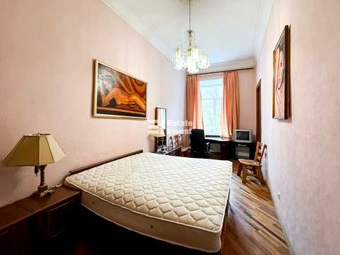 квартира за адресою Куликівський узвіз (Революції), 14