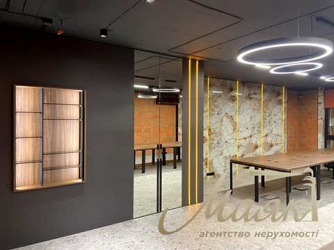 комерційна за адресою Джона Маккейна вул. (Івана Кудрі), 1