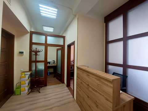 комерційна за адресою Солом'янська пл., 2